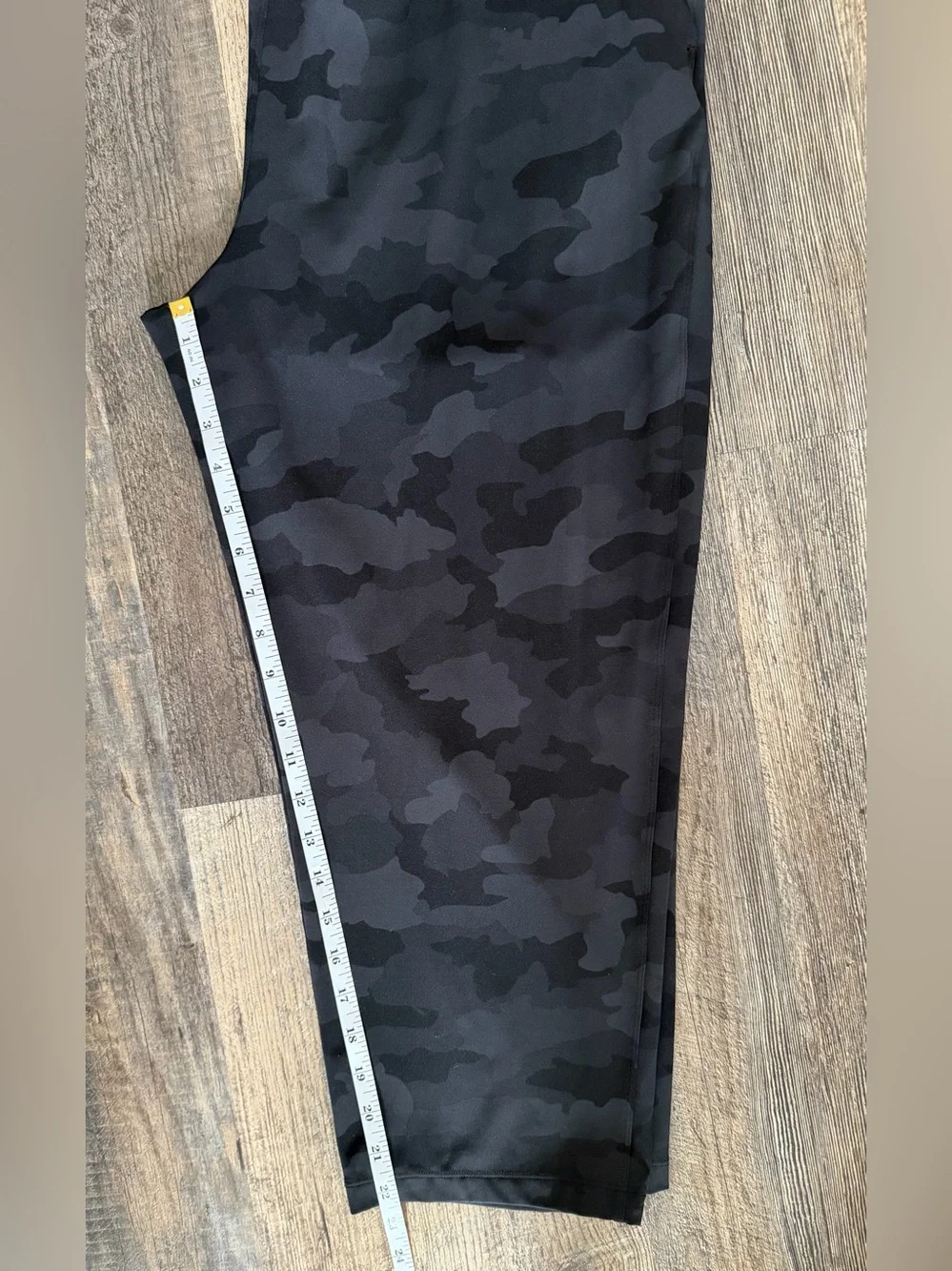 Lululemon Women’s Size 10 High Rise Crop Pull On Black Camo Straight Leg Pant